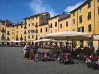La Piazza Anfiteatro in Lucca.