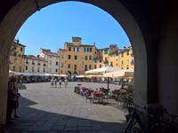 Noch ein Blick zurück auf die Piazza Anfiteatro in Lucca.