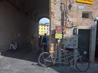 Mit einem Tandem durch Lucca.