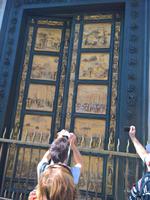 Die berühmte bronzene Tür im Dom von Florenz.