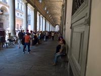 Schattenspendende Arkaden mit Steinbänken zum Ausruhen.