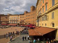 Straßencafés auf der Piazza del campo in Siena.