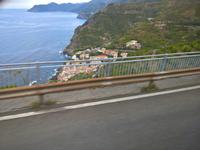 Auf der Fahrt durch die Cinque Terre entlang des Küstenstreifens   ....
