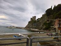 ... und wieder ein kleiner Hafen und ein Turm auf den Felsen.