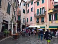 Auch hier pastellfarbene pittoresque Häuser.