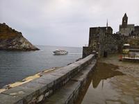 Ein Schiff biegt in den Hafen von Portovenere ein.