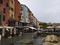 Straßencafés unterhalb der bunten Häuser von Portovenere.