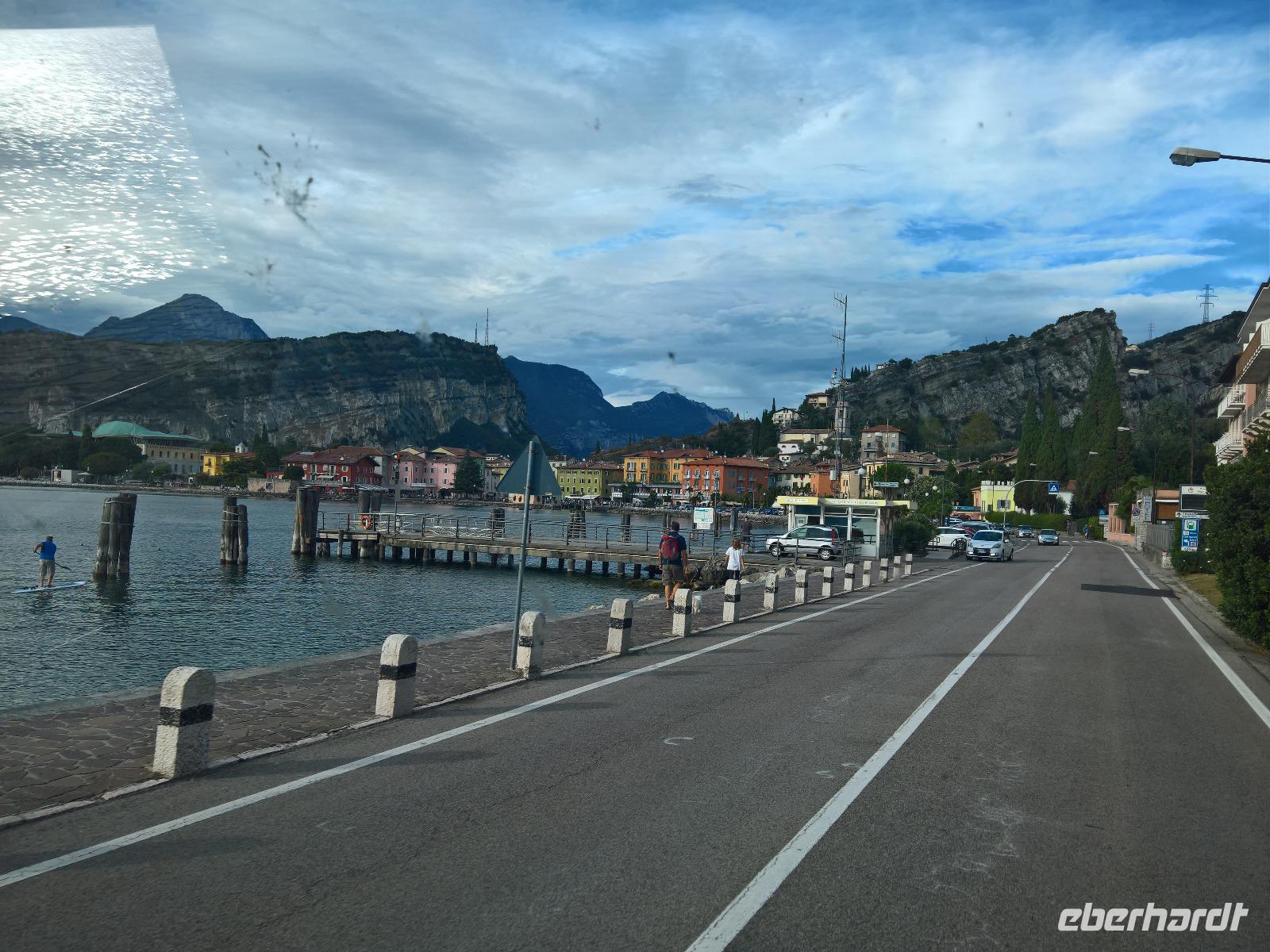 Bei der Rückfahrt auf der Ostküste am Gardasee mit Blick auf Torbole.