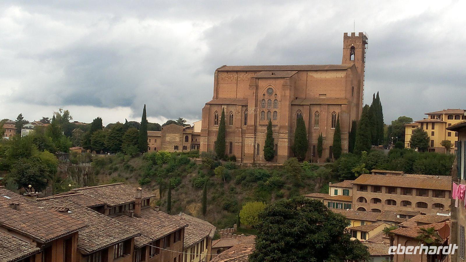 Siena, Stadtführung mit Susanne, im Hintergrund die Kirche zur Heilligen Katharina  