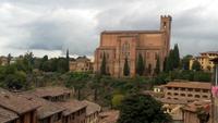 Siena, Stadtführung mit Susanne, im Hintergrund die Kirche zur Heilligen Katharina  