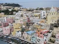 Typisch sind die bunten Würfelhäuser auf Procida