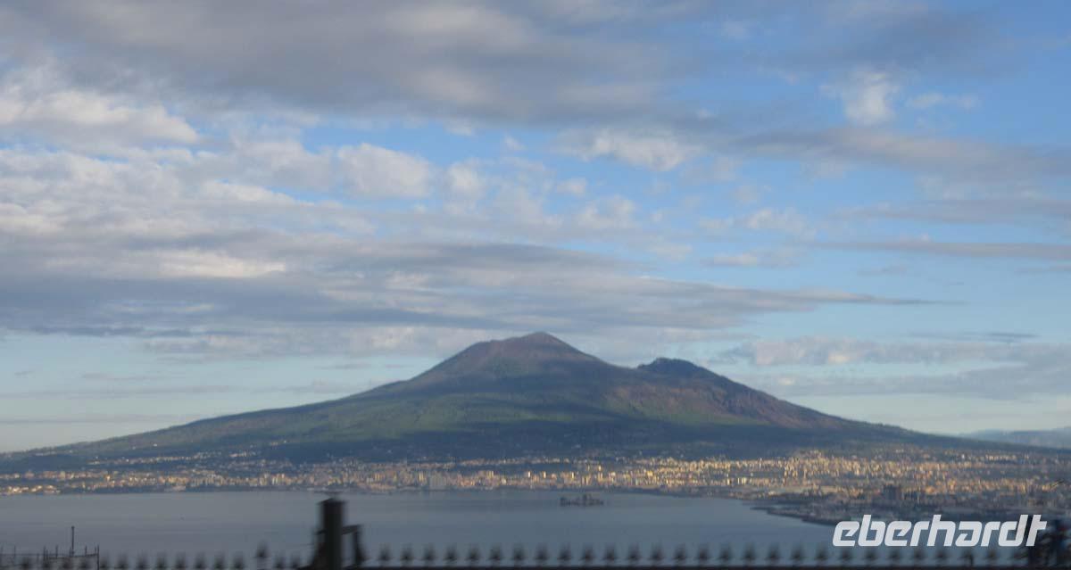 Der Vesuv in der Morgensonne
