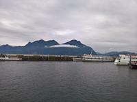 Im Hafen von Verbania  -  Blick in die Berge.