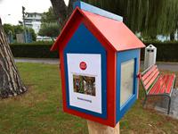 Bücher hineinlegen oder herausnehmen  -  genannt bookcrossing.