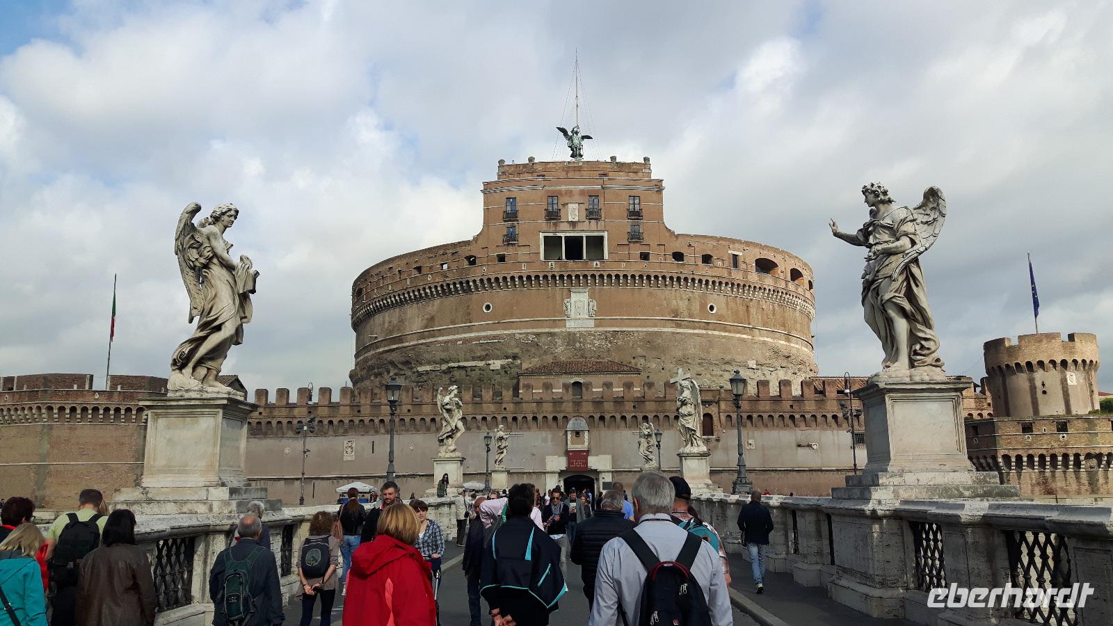 Spaziergang über die Engelsbrücke zur Engelsburg