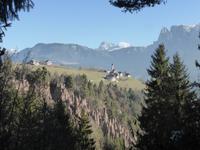 Erdpyramiden mit Blick zu Dolomiten