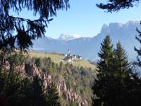 Erdpyramiden mit Blick zu Dolomiten