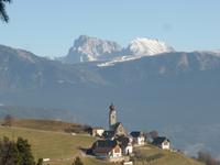 Kirche St. Nikolaus mit Dolomiten