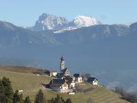 Kirche St. Nikolaus mit Dolomiten