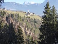 Erdpyramiden mit Blick zu Dolomiten