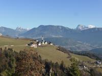 Kirche St. Nikolaus mit Dolomiten