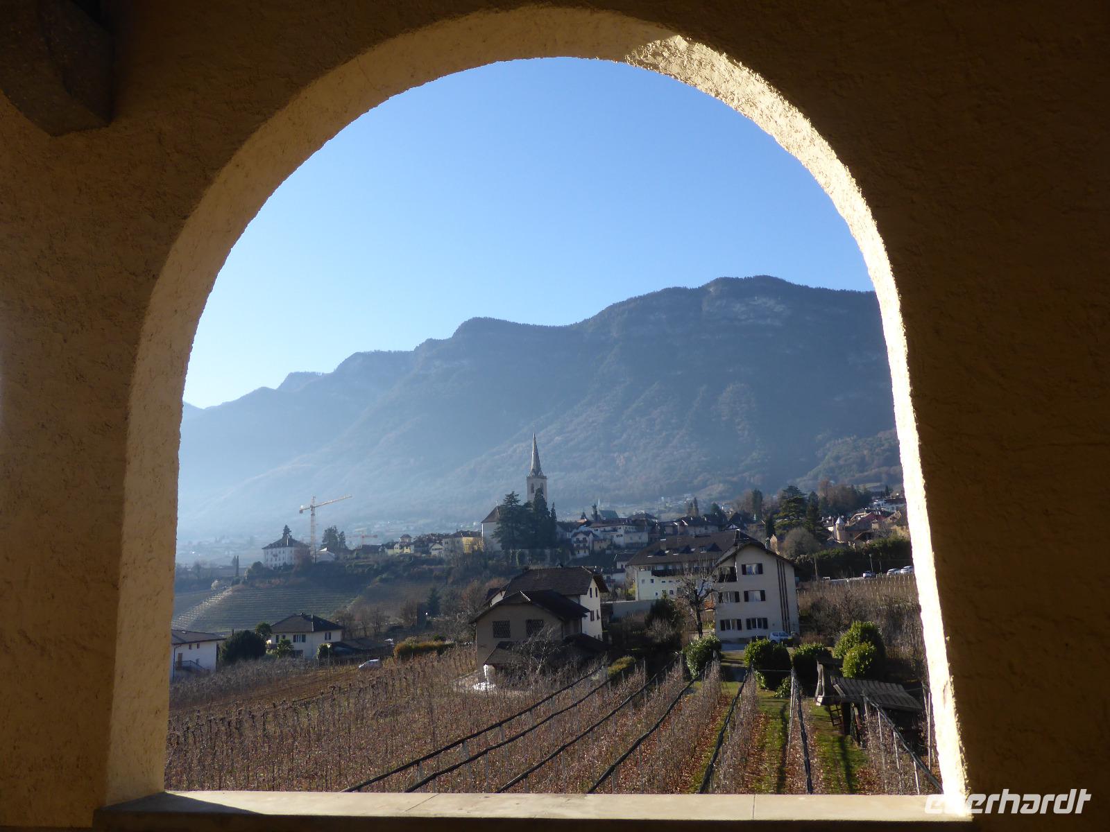 Kaltern - Blick zur Kalterer Kirche von Kellerei Kettmeir