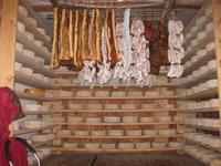 Centro Equitazione Alpina - Lagerraum für Speck, Würste und Käse aus eigener Herstellung