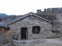 Im Burghof von Castel San Michele 