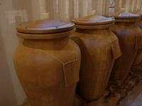 Grappa gelagert in Tonfässern