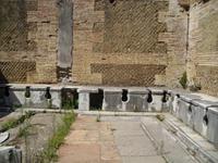 Latrinen in Ostia Antica