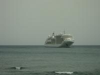 Kreuzfahrtschiff vor Giardini Naxos