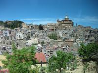 Die Stadt Piazza Amerina ganz in der Nähe der Villa Romana del Casale