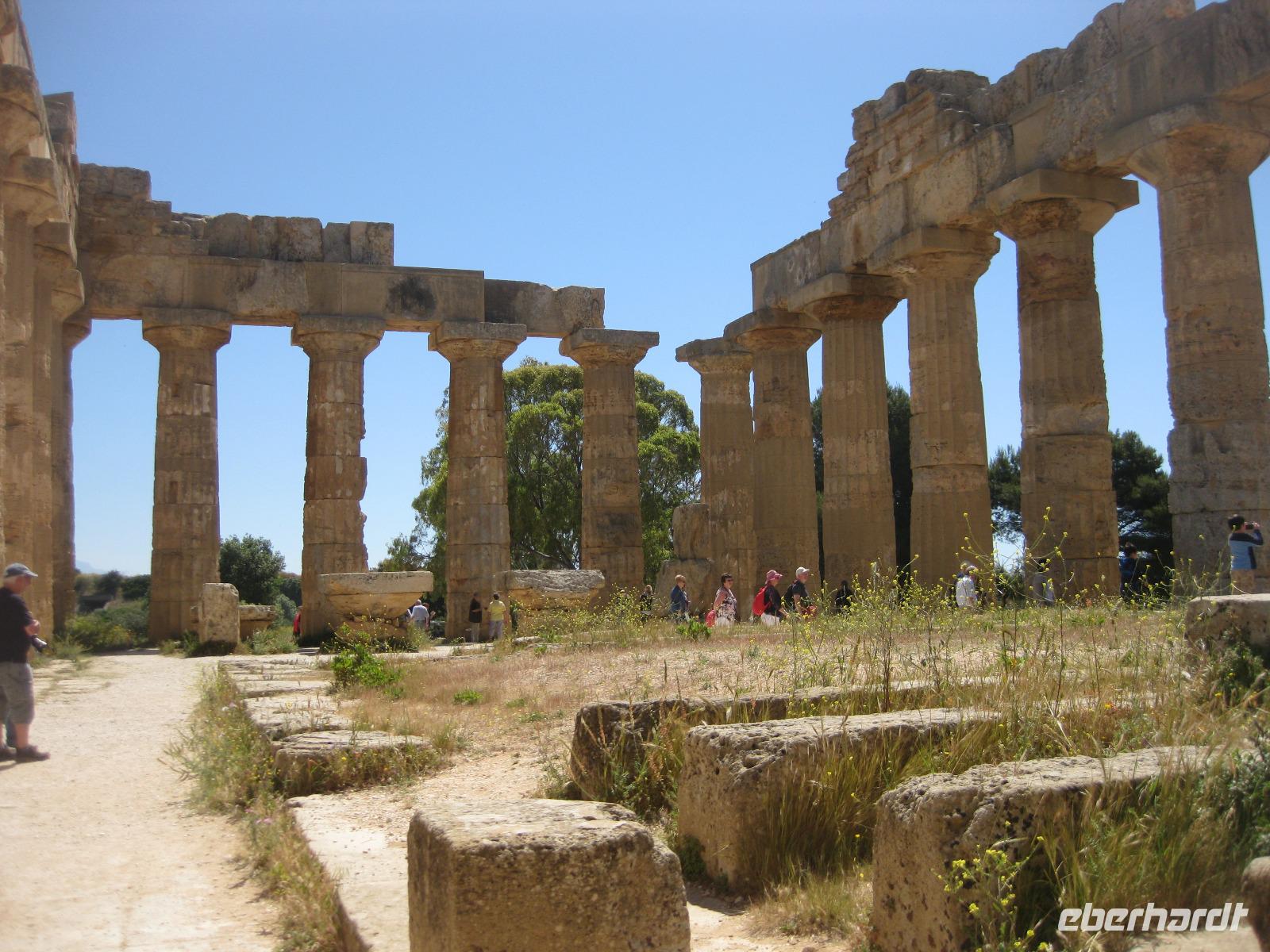 Die Ausgrabungsstätten von Selinunte - ImInneren des Tempels