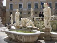 Palermo - die Skulpturen an der Fontana Pretoria 