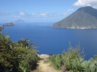 Lipari - Inselrundfahrt - Blick auf die Inseln Salina und im Hintergrund Filicudi