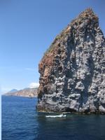 Überfahrt nach Vulcano - Felsen im Meer