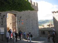 Unsere Gruppe am Burgtor von Motalbano Elicona