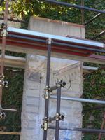 Stück der Berliner Mauer im Vatikanischen Garten