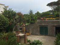 Prächtige Gärten auf dem Weg zum Monte Tiberius