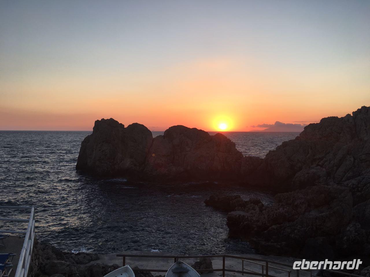 Wenn bei Capri die rote Sonne im Meer versinkt