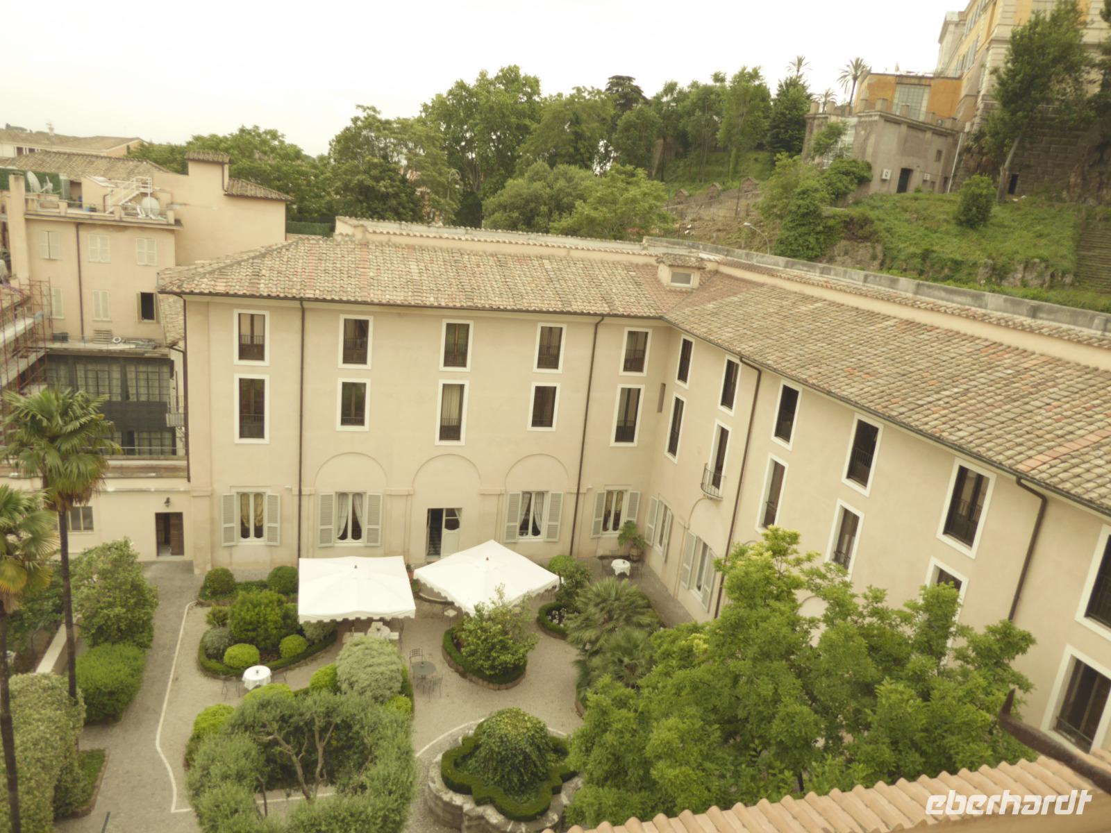 24.05.2017 Blick in den Innenhof des Hotels