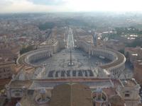 Blick auf Petersplatz von der Kuppel des Petersdoms 