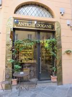 Florenz – Antikes Geschäft in den Gassen am Danteplatz