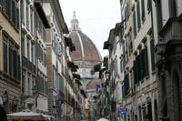 Via del Servi mit Blick auf Domkuppel
