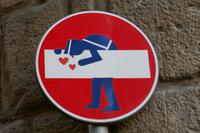 Moderne Straßenkunst an Verkehrsschildern