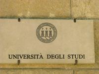 kleines Land  - eigene Universität