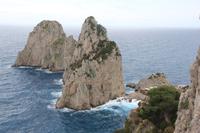 Im Hintergrund die Faraglioni