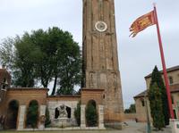Venedigs Flagge vor dem Campanile