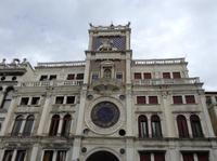 die wunderschöne alte Uhr