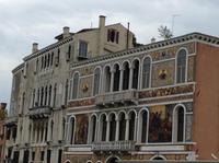 prunkvoll verziehrte Fassaden